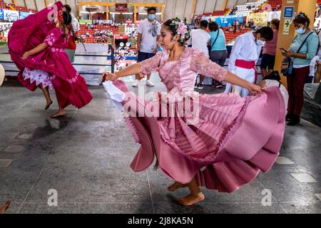 Junge peruanische Tänzer üben den Marinera-Tanz, bevor sie an Einem Wettbewerb beim Marinera-Tanzfestival in Trujillo, Peru teilnehmen. Stockfoto