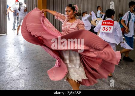 Junge peruanische Tänzer üben den Marinera-Tanz, bevor sie an Einem Wettbewerb beim Marinera-Tanzfestival in Trujillo, Peru teilnehmen. Stockfoto