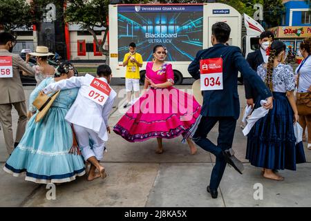 Junge peruanische Tänzer üben den Marinera-Tanz, bevor sie an Einem Wettbewerb beim Marinera-Tanzfestival in Trujillo, Peru teilnehmen. Stockfoto