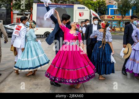 Junge peruanische Tänzer üben den Marinera-Tanz, bevor sie an Einem Wettbewerb beim Marinera-Tanzfestival in Trujillo, Peru teilnehmen. Stockfoto