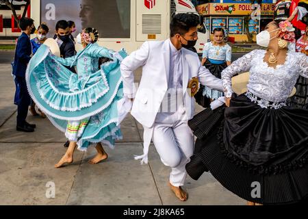 Junge peruanische Tänzer üben den Marinera-Tanz, bevor sie an Einem Wettbewerb beim Marinera-Tanzfestival in Trujillo, Peru teilnehmen. Stockfoto