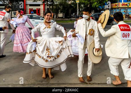 Junge peruanische Tänzer üben den Marinera-Tanz, bevor sie an Einem Wettbewerb beim Marinera-Tanzfestival in Trujillo, Peru teilnehmen. Stockfoto