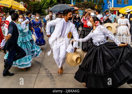 Junge peruanische Tänzer üben den Marinera-Tanz, bevor sie an Einem Wettbewerb beim Marinera-Tanzfestival in Trujillo, Peru teilnehmen. Stockfoto