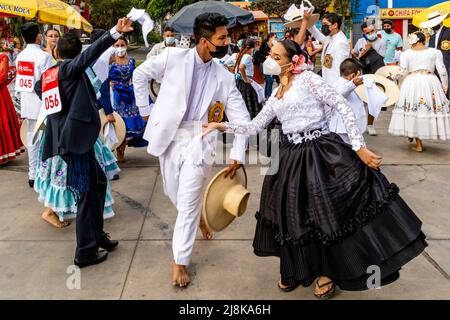 Junge peruanische Tänzer üben den Marinera-Tanz, bevor sie an Einem Wettbewerb beim Marinera-Tanzfestival in Trujillo, Peru teilnehmen. Stockfoto