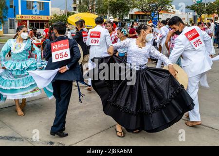 Junge peruanische Tänzer üben den Marinera-Tanz, bevor sie an Einem Wettbewerb beim Marinera-Tanzfestival in Trujillo, Peru teilnehmen. Stockfoto