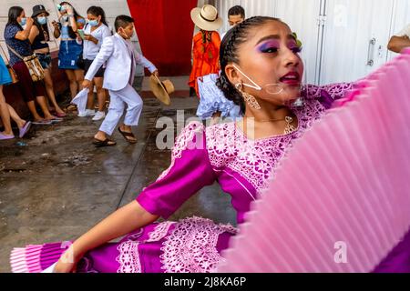 Junge peruanische Tänzer üben den Marinera-Tanz, bevor sie an Einem Wettbewerb beim Marinera-Tanzfestival in Trujillo, Peru teilnehmen. Stockfoto