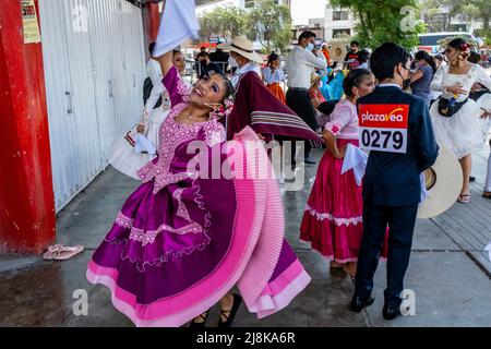 Junge peruanische Tänzer üben den Marinera-Tanz, bevor sie an Einem Wettbewerb beim Marinera-Tanzfestival in Trujillo, Peru teilnehmen. Stockfoto