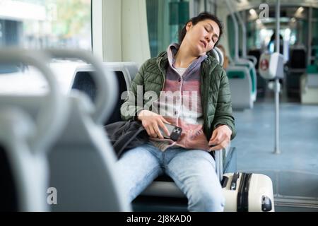 Junge Passagierin, die in der Straßenbahn schläft Stockfoto