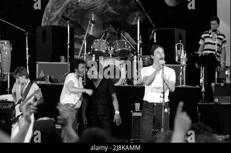 Jackson Browne singt, unterstützt von Bruce Springsteen und Gary U.S. Bonds, No Nukes, Konzert, Hollywood Bowl, 1981 Stockfoto