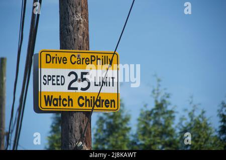 Drive CarePhilly Schild in Bustleton Philadelphia, PA. Geschwindigkeitsbegrenzung: 25. Beobachten Sie die Kinder beim Unterschreiben. Flacher Freiheitsgrad Stockfoto