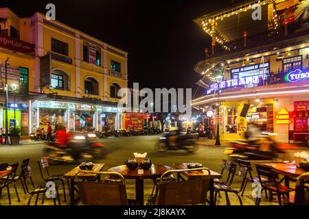 Kreuzung von Bars und Restaurants in Hue Nachtleben. Tische draußen auf dem Bürgersteig neben der Straße. Stockfoto