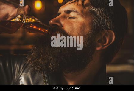 Alkoholabhängigkeit, betrunkener Mann. Betrunkener Kerl mit Problem von Alkoholabhängigkeit Missbrauch, Alkoholismus Konzept. Stockfoto