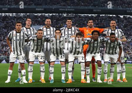 Turin, Italien. 16.. Mai 2022. Die Juventus, die elf beginnen, stehen vor dem Start für ein Foto in der hinteren Reihe ( L bis R ); Dusan Vlahovic, Giorgio Chiellini, Alvaro Morata, Mattia Perin und Leonardo Bonucci, erste Reihe ( L bis R ); Paulo Dybala, Federico Bernardeschi, Fabio Miretti, Manuel Locatelli, Juan Cuadrado und Alex Sandro, in der Serie A im Allianz Stadium, Turin. Bildnachweis sollte lauten: Jonathan Moscrop/Sportimage Kredit: Sportimage/Alamy Live News Stockfoto