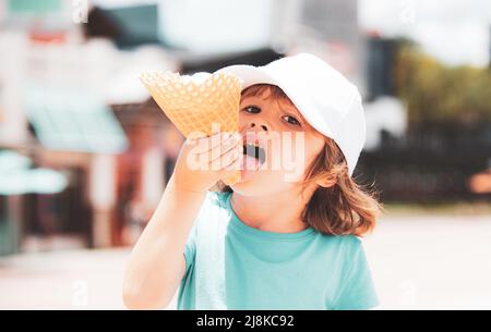Eis Kind. Lustige Kinder essen Eis auf der Straße. Stockfoto