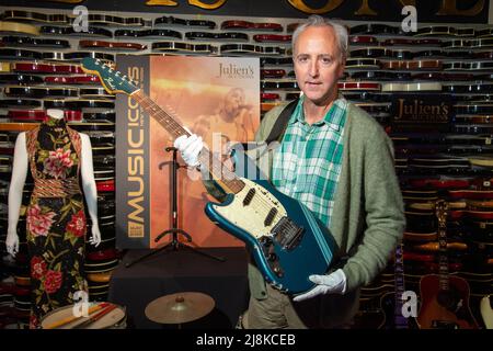 Die blaue 1969 Mustang Fender Gitarre, die von der Rockikone Kurt Cobain im 1991 Nirvana Musikvideo „Smells Like Teen Spirit“ verwendet wurde, wird von Juliens A gezeigt Stockfoto