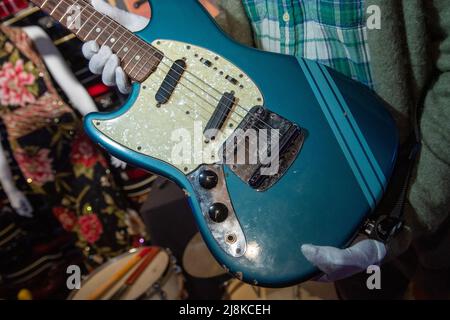 Die blaue 1969 Mustang Fender Gitarre, die von der Rockikone Kurt Cobain im 1991 Nirvana Musikvideo „Smells Like Teen Spirit“ verwendet wurde, wird von Juliens A gezeigt Stockfoto