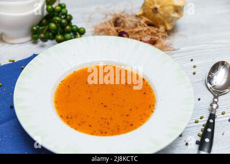 Linsen-Minze-Sahnesuppe Ezogelin. Traditionelle türkische Suppe. Stockfoto