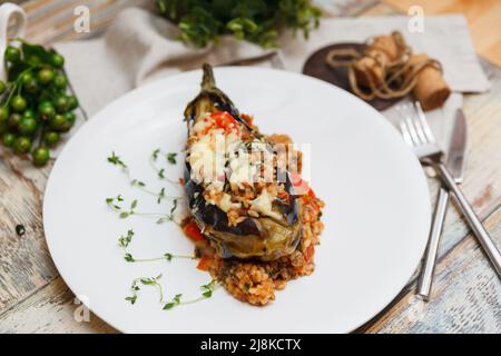 Imam bayıldı (Imam in Ohnmacht) ist ein traditionelles türkisches Gericht - Auberginen gefüllt mit Hackfleisch, Gemüse, Reis und gesalzenem Käse Stockfoto