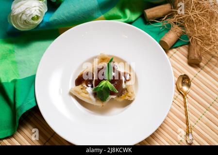 Banana Foster Dessert mit gebratenen Bananen und Vanilleeis mit braunem Zucker, Zimt, dunklem Rum und Bananenlikör Stockfoto