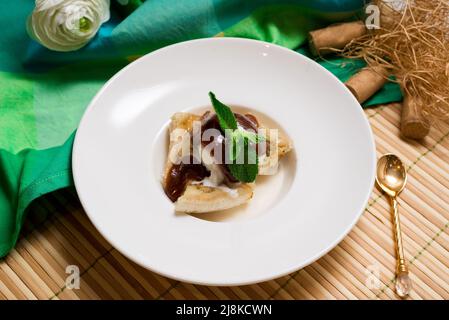 Banana Foster Dessert mit gebratenen Bananen und Vanilleeis mit braunem Zucker, Zimt, dunklem Rum und Bananenlikör Stockfoto