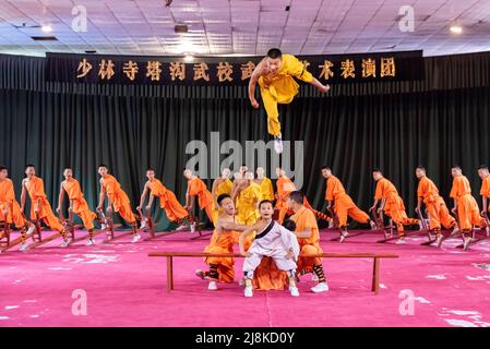 Lehrlinge im berühmten Shaolin-Tempel in Dengfeng, Henan, China, üben ihre Kampfkunst und akrobatischen Fähigkeiten aus. Stockfoto