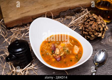 Würzige New Orleans Gumbo-Suppe mit Garnelen, Gemüse und Jagdwürsten Stockfoto