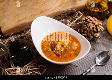 Würzige New Orleans Gumbo-Suppe mit Garnelen, Gemüse und Jagdwürsten Stockfoto