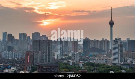 Blick auf die Skyline von Chengdu bei Sonnenuntergang Stockfoto