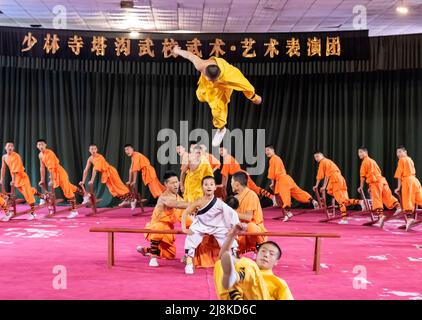 Lehrlinge im berühmten Shaolin-Tempel in Dengfeng, Henan, China, üben ihre Kampfkunst und akrobatischen Fähigkeiten aus. Stockfoto