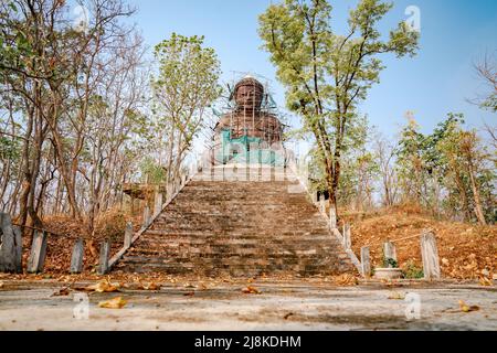 Die Daibutsu Buddha-Statue in der Provinz Lampang, Thailand, wurde am 28. März 2021 im Bau aufgenommen. Stockfoto