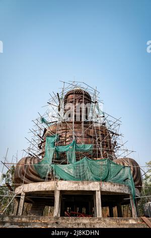 Die Daibutsu Buddha-Statue in der Provinz Lampang, Thailand, wurde am 28. März 2021 im Bau aufgenommen. Stockfoto