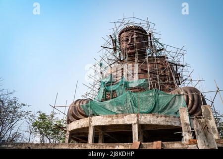 Die Daibutsu Buddha-Statue in der Provinz Lampang, Thailand, wurde am 28. März 2021 im Bau aufgenommen. Stockfoto