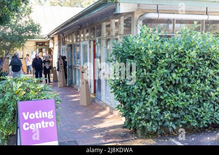 Im australischen Bundessitz von Mackellar wird am Vorwahlsender von Warriewood Sydney für Wähler, die am Wahltag am Samstag, dem 21.. Mai 2022, nicht abstimmen können, eine frühe Abstimmung durchgeführt. Der Bundessitz von Mackellar wird vom liberalen Abgeordneten Jason Falinski mit Herausforderern wie der United Australia Party, der unabhängigen Kandidatin von Dr. Sophie Scamps, der Labour and the Greens, Warriewood, Sydney, Australien, gehalten. Credit martin Berry@alamy Live-Nachrichten. Stockfoto