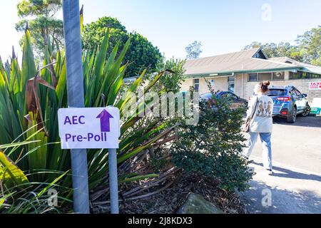 Im australischen Bundessitz von Mackellar wird am Vorwahlsender von Warriewood Sydney für Wähler, die am Wahltag am Samstag, dem 21.. Mai 2022, nicht abstimmen können, eine frühe Abstimmung durchgeführt. Der Bundessitz von Mackellar wird vom liberalen Abgeordneten Jason Falinski mit Herausforderern wie der United Australia Party, der unabhängigen Kandidatin von Dr. Sophie Scamps, der Labour and the Greens, Warriewood, Sydney, Australien, gehalten. Credit martin Berry@alamy Live-Nachrichten. Stockfoto