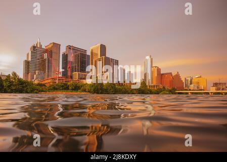 Skyline von Austin, Texas. Austin Morning rosa farbenfroher Sonnenaufgang. Reflexion im Wasser. Stockfoto