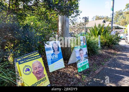 Im australischen Bundessitz von Mackellar wird am Vorwahlsender von Warriewood Sydney für Wähler, die am Wahltag am Samstag, dem 21.. Mai 2022, nicht abstimmen können, eine frühe Abstimmung durchgeführt. Der Bundessitz von Mackellar wird vom liberalen Abgeordneten Jason Falinski mit Herausforderern wie der United Australia Party, der unabhängigen Kandidatin von Dr. Sophie Scamps, der Labour and the Greens, Warriewood, Sydney, Australien, gehalten. Credit martin Berry@alamy Live-Nachrichten. Stockfoto