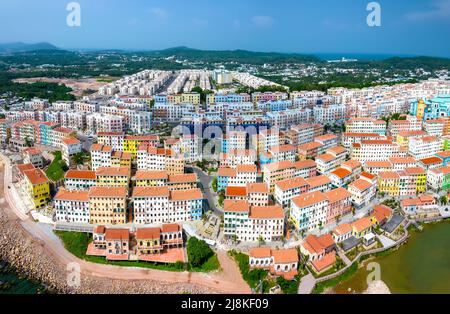 Bunte Gebäude mediterranes Gebiet in einer Stadt Thoi, Phu Quoc Insel, Vietnam. Luftaufnahme, Heimat der luxuriösesten Resort-Apartments auf der isla Stockfoto