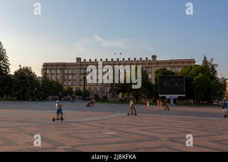 Belgorod, Russland - 08. Juli 2021: Blick auf den Domplatz im Zentrum von Belgorod Stockfoto