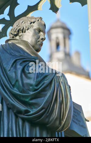 Martin-Luther-Denkmal von 1821 auf dem Marktplatz von Wittenberg in Deutschland. Sie gilt als Ausgangspunkt der Reformation in Deutschland. Stockfoto