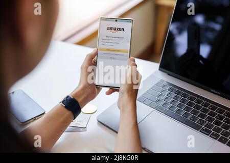 CHIANG MAI, THAILAND - 13. Mai 2022 : Smartphone-Handy mit Amazon-Logo zum Online-Shopping. Amazon.com, Inc. American International electronic Stockfoto