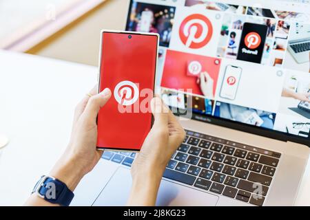 Chiangmai, Thailand - Mai 13 2022 : Smartphone zeigt Pinterest-Anwendung auf dem Handy Stockfoto