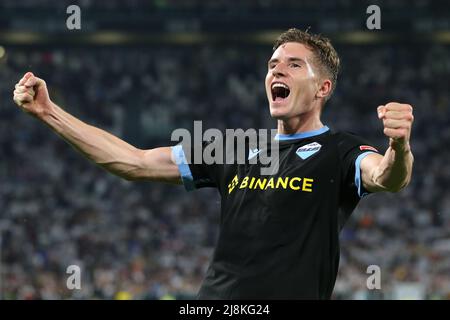 Turin, Italien. 16.. Mai 2022. Roma Basic von SS Lazio feiert nach dem letzten Pfeifen des Serie-A-Spiels im Allianz-Stadion in Turin. Bildnachweis sollte lauten: Jonathan Moscrop/Sportimage Kredit: Sportimage/Alamy Live News Stockfoto