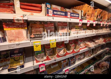 Australischer Speck, einschließlich streifendem Speck und roher geräucherter Speck, ist in einem Supermarkt in Sydney, Australien, erhältlich Stockfoto