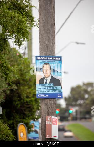 Australische Bundestagswahl 2022, Plakat zur Förderung des sitzenden liberalen Mitglieds Jason Falinski im Bundessitz von Mackellar, NSW, Australien Stockfoto