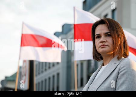 Warschau, Polen. 03.. Juni 2021. Während des Treffens auf dem Schlossplatz in Warschau hält die weißrussische demokratische Führerin Sviatlana Tsikhanouskaya eine Rede vor den Belarussen mit den historischen belarussischen Flaggen im Hintergrund. Während der Langen Nacht der Museen in Warschau 18. gab es viele Attraktionen und Veranstaltungen innerhalb und außerhalb der Stadt. (Foto von Volha Shukaila/SOPA Images/Sipa USA) Quelle: SIPA USA/Alamy Live News Stockfoto