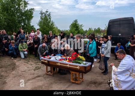 Balabyne, Ukraine. 13.. Mai 2022. (ANMERKUNG DER REDAKTION: Bild zeigt den Tod) die Familie des Sergej Titow, Sergeant der Nationalgarde der Ukraine, der durch russische Schüsse in Orichiv getötet wurde, betet für ihn auf dem Balabyne-Friedhof in der Region Saporischschja. Russland marschierte am 24. Februar 2022 in die Ukraine ein und löste damit den größten militärischen Angriff in Europa seit dem Zweiten Weltkrieg aus (Bild: © Rick Mave/SOPA Images via ZUMA Press Wire) Stockfoto