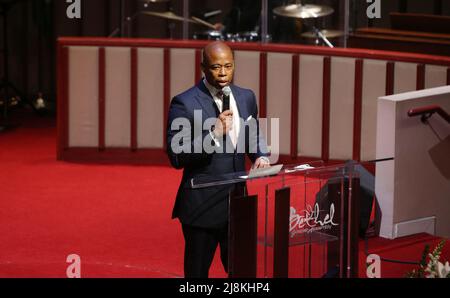 New York, Usa. 16.. Mai 2022. Bürgermeister Eric Adams spricht bei der interreligiösen Mahnwache in der Bethel Gospel Assembly, um für die Opfer des Angriffs auf dem Tops Friendly Market in Buffalo New York - New York, NY, am 16. Mai 2022 zu beten. (Foto von Udo Salters/Sipa USA) Quelle: SIPA USA/Alamy Live News Stockfoto