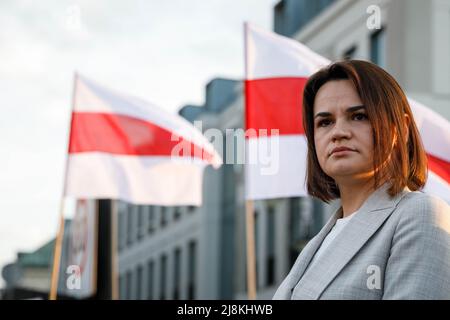 Warschau, Polen. 3.. Juni 2021. Während des Treffens auf dem Schlossplatz in Warschau hält die weißrussische demokratische Führerin Sviatlana Tsikhanouskaya eine Rede vor den Belarussen mit den historischen belarussischen Flaggen im Hintergrund. Während der Langen Nacht der Museen in Warschau 18. gab es viele Attraktionen und Veranstaltungen innerhalb und außerhalb der Stadt. (Bild: © Volha Shukaila/SOPA Images via ZUMA Press Wire) Stockfoto