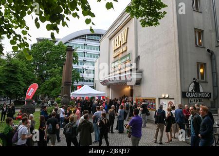 Berlin, Deutschland. 16.. Mai 2022. Die Gäste kommen zur Vorschau des RBB Tatort 'das Mädchen, das allein nach Haus' geht' im Delphi Filmpalast. Das erste zeigt die Folge am 22.05.2022 um 8,15 Uhr. Quelle: Jens Kalaene/dpa/Alamy Live News Stockfoto