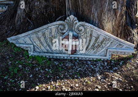 Gebrochene Grabzeichen. Cimetière du Vieux Château. Menton, Frankreich 12/2019 Stockfoto